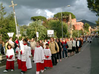 La processione sfila lungo la via Aurelia